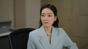 Pearl in Red Episode 44 Jin Ju In Crisis Preview Still